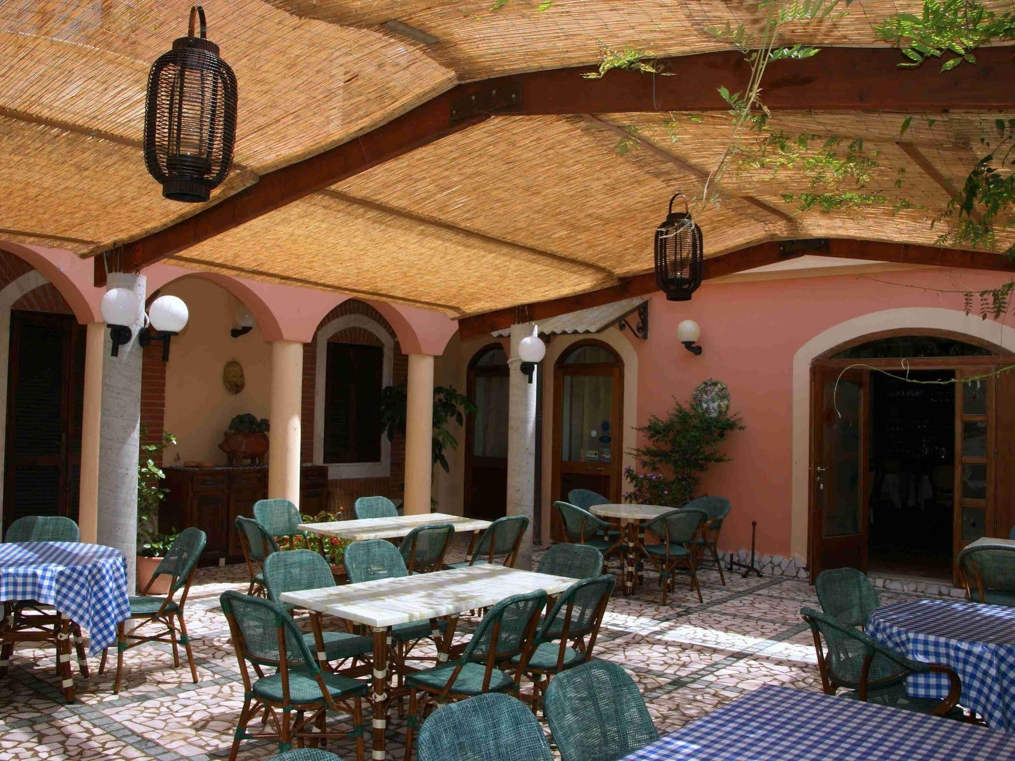 Villa Aurora Le Castella  Buitenkant foto